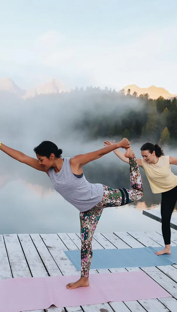The Alpine Reset
Lej da Staz — 04–06 September 2026Set at one of the many beautiful lakes in Engadin, this retreat takes place directly at the water, surrounded by forest and mountain light.Lej da Staz has a very particular atmosphere in the early hours. The lake is still, the air is cool, and you move before the day begins around you.The structure is simple.
Morning yoga on the wooden dock, long breakfasts outside, time to walk, swim, or do nothing. In the afternoon, we head into nature, sometimes towards another alpine lake. Evenings are slower again.Cold exposure is part of the experience, but guided step by step. You prepare with breathwork, enter the water at your own pace, and stay as long as it feels right. The lake in September is clear and cold, usually around 10–14°C.A private lakeside sauna, heated with firewood, is available only to our group. Warmth and cold, just a few steps apart.Food is an essential part of this retreat. Together with Jana and Nicole from Semina, each meal is created with intention, seasonal, mostly plant-based, and based on local ingredients. Simple, but very considered.The group stays small, with 7–10 people.
You can take part in everything, or take time for yourself.What to expect:
– Daily yoga on the lake
– Guided cold plunge & breathwork
– Hike to an alpine lake
– Private sauna by the water
– Outdoor picnic & shared meals
– Nourishing brunch & curated dinners04–06 September 2026
Lej da Staz, EngadinLimited spots availableLearn more via link in bio