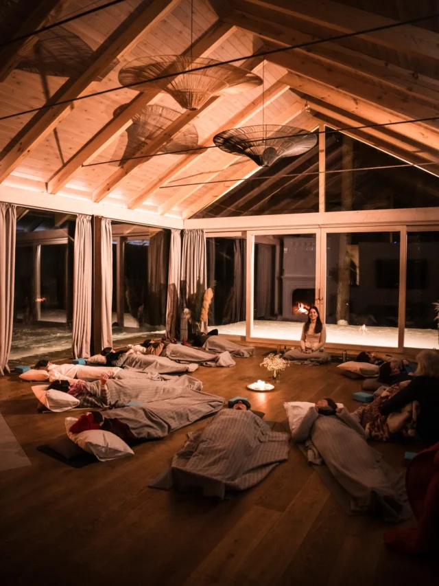 Mornings in Lithuania start slow.
Silence. Steam rising from your chai. A gentle meditation to arrive.Fabienne will guide you through this daily ritual, followed by morning movement to wake the body with ease. Her vinyasa flows are themed, intentional, and open to all levels. In the evenings, we wind down with Yoga Nidra, for deep rest.She also leads our vision board workshop and journaling session: A space to reflect, create, and dream big for 2026.And the sky…😍
The sunrises and sunsets at the retreat, nestled in Labanoras forest are simply magical.This is what retreating looks like with Ice & Yoga.
March 03-08 & 10–15, Lithuania.
The Baltic Experience. Book your spot ❄️!