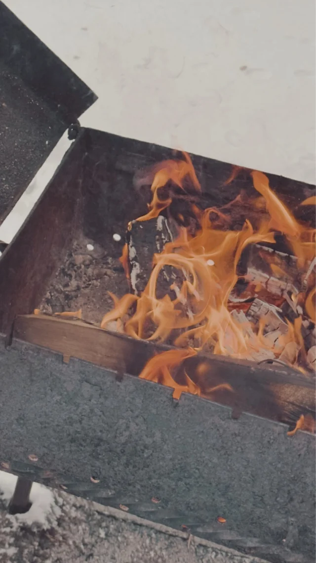 At Ice & Yoga, food is a pillar.
Not just nourishment—but community, joy, and care.Our talented chef creates rich, vibrant meals—made with presence, love, and a deep respect for the ingredients. You can taste the energy in every bite.We cook over open fire.
Bake fresh bread for you.
Sip hot chocolate after the sauna.
It’s fun. It’s local. It’s deeply nourishing.Here, food is a ritual.
Morning brunches that linger.
Kombucha to close the final evening.
Conversations that go beyond the plate.Come for the ice. Stay for the people. Return for the food.#iceandyoga #retreatlife #soulfood #communitytable #gutfriendly #glutenfree #firecooking #nervoussystemsupport #lithuania #icebathretreat