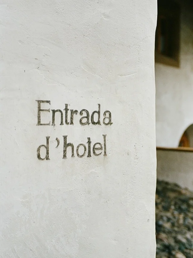 Our hearts are full, our bodies relaxed, our minds calm: After the most magical start into 2026 with our first ever Winter Hideaway Retreat in Val Müstair.We couldn‘t have wished for a better group of beautiful people.
The delicious food, prepared with the best ingredients out of the valley and made with attention to detail and love by the talented chef Oliver. The unique experience of staying at historic Chasa Chalavaina @chasa.chalavaina , run by the wonderful Isolde, and the mesmerising landscapes made this retreat incredibly special.Enjoy impressions of the retreat: From daily yoga, ice baths, sauna, visiting Tessanda, the oldest still active hand-weaving mill in Switzerland, to a guided hike by a local to experience the magic of the valley.Thank you to everyone who made this retreat unforgettable. 🤍