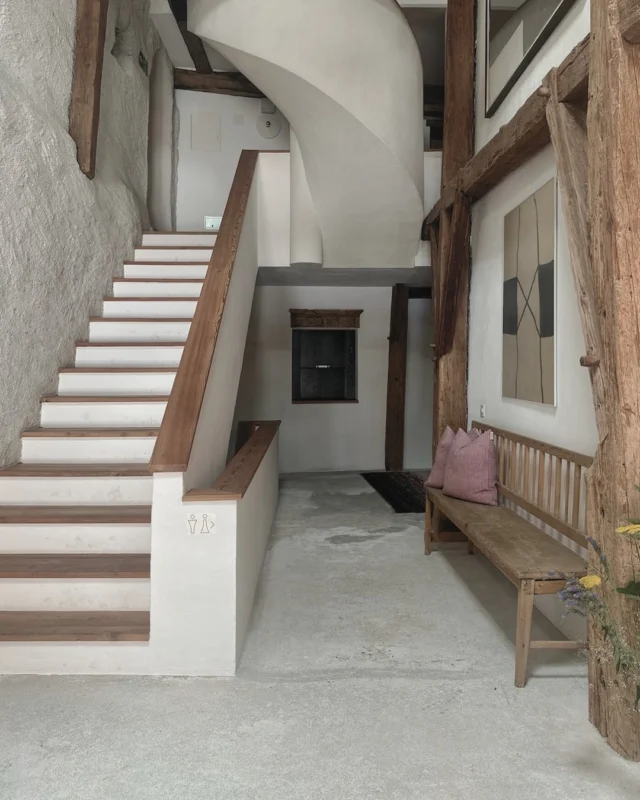 A place where the mountains hold silence…
Far in the east of Switzerland, on the border to Italy, lies a valley few have truly explored.
Val Müstair — wild, quiet, and alive with alpine air.Our new retreat location rests in the heart of it all: a 770-year-old house facing the UNESCO World Heritage Monastery of St. Johann, surrounded by meadows, forests, and peaks.
Here, time slows. The air feels different. Nature invites you deeper.It’s a journey to get here — and that’s exactly the point.
Because sometimes, the distance is what makes the arrival unforgettable.More soon…#ValMüstair #IceAndYogaRetreat #BiosferaValMüstair #RetreatSwitzerland #NatureRetreat #YogaRetreatSwitzerland