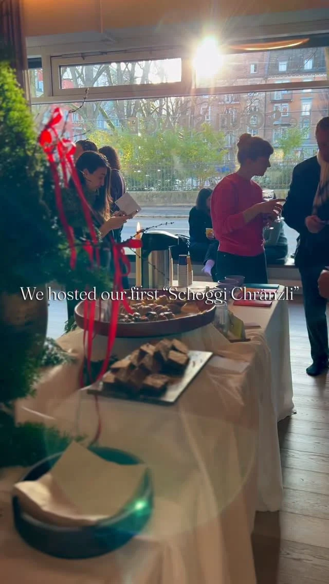 Our first “Schoggi Chränzli” was a warm and soulful beginning to the Advent season. An afternoon where community, hot chocolate, and slow enjoyment came together.In collaboration with Garçoa Chocolate, we served rich hot chocolate, led a cacao tasting session and organised a lovely gathering complete with homemade sweet treats, meaningful connections and a relaxed atmosphere.We were also delighted to present a small exhibition showcasing our very first Ice & Yoga retreat in Lithuania, giving everyone a glimpse into the atmosphere, memories, and magic of that special experience.Thank you to everyone who joined us! Your presence, conversations, and openness are what make Ice & Yoga more than just an event.And a heartfelt thank-you to our wonderful collaborators for making our first Schoggi Chränzli such a success: Jana @comealive.ch , Chiara @chiarajessicacreates , Drilon @bakes.bydri , Larissa @bonana.ch , Fränzi @garcoachocolate , @merakitravel.ch, Fabienne @fabienneschwab.yoga , Anja, Fortesa @frtsbrsh , Larissa @larissa.maddy and others.Thank you @yoga.nina and @thesoulspace.ch Thank you very much for letting us hold this event in your beautiful studio.